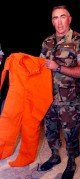 Orangefarbene Anzge der Gefangenen
